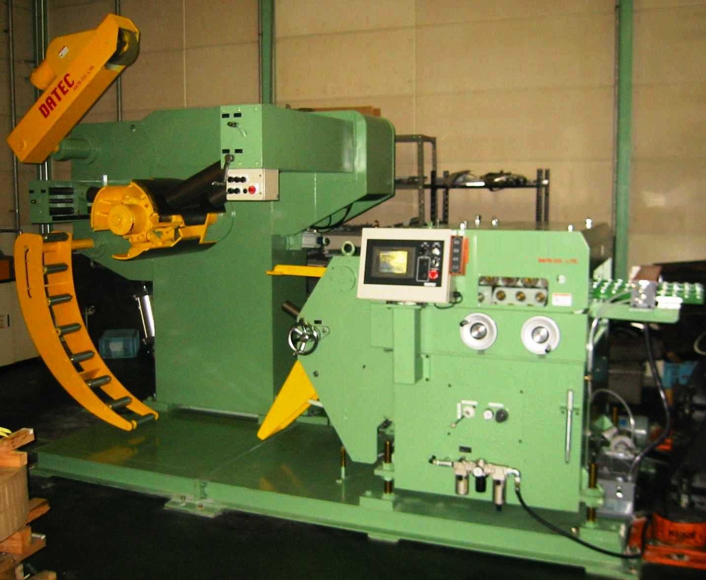 Leveler feeder equipped with roll opening mechanizm for clening purpose